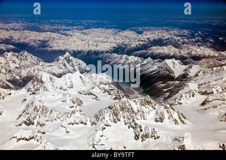 Remote montagne dell Himalaya orientale visto dal volo tra Lhasa Tibet e Chengdu, nella provincia di Sichuan, in Cina. JMH4729 Foto Stock