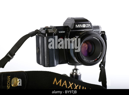 Vintage Minolta MAXXUM 7000 35mm fotocamera a pellicola cinturino e lente su sfondo bianco. Foto Stock