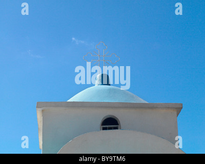 Mitilini Samos GRECIA Agios Nektarios Croce La chiesa e la torre campanaria Foto Stock