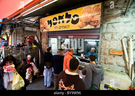 Un popolare Falafel shop nella colorata Mahane Yehuda Market in Gerusalemme. Foto Stock