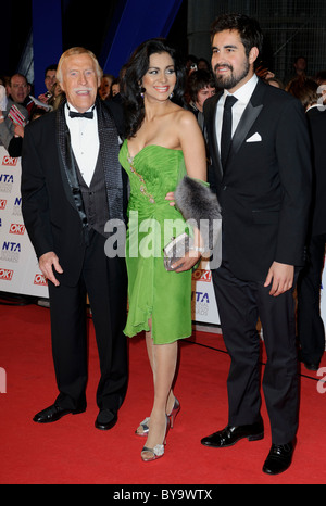 Bruce Forsyth e Wilnelia Merced assiste la televisione nazionale premi al 02, Londra, 26 gennaio 2011. Foto Stock