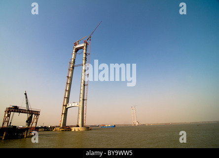 Un nuovo ponte che attraversa il fiume Yangtze è in costruzione in Nanjing. Foto Stock