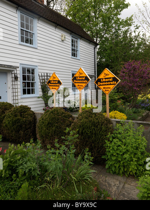 Cheam Surrey in Inghilterra i liberali democratici segni nel giardino esterno meteo Casa imbarcato in tempo di elezioni di maggio 2010 Foto Stock