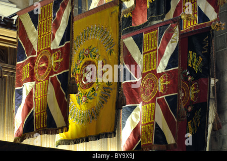 Bandiere del reggimento nel transetto sud di Lichfield Cathedral, Staffordshire, England, Regno Unito Foto Stock