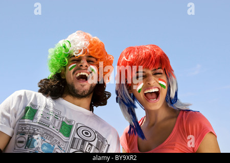 I ragazzi con le parrucche divertendosi Foto Stock