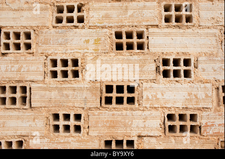 Telaio completo di prendere un vecchio, ruvido e weathered muro di mattoni Foto Stock