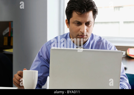 Imprenditore al lavoro su un notebook Foto Stock