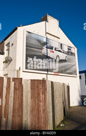 PRIMESIGHT affissioni per la Seat EXEO auto sulla parete di estremità di casa a Newport South Wales UK Foto Stock