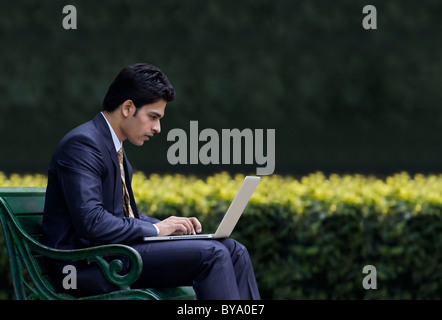 Imprenditore al lavoro su un notebook Foto Stock