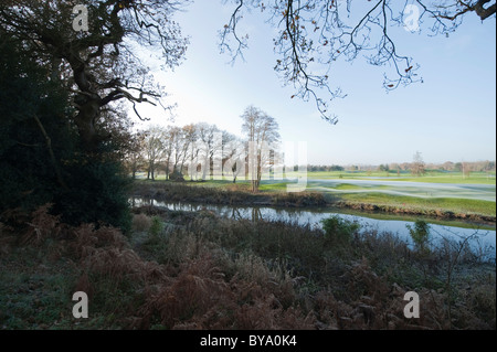 Fiume Wey Wisley e campo da golf su un gelido inverno mattina, Inghilterra da RHS Wisley Foto Stock