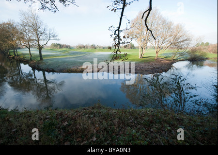 Fiume Wey Wisley e campo da golf su un gelido inverno mattina, Inghilterra Foto Stock