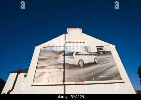 PRIMESIGHT affissioni per la Seat EXEO auto sulla parete di estremità di casa a Newport South Wales UK Foto Stock