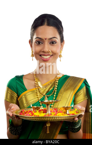 Ritratto di una donna tenendo un vassoio con diyas Foto Stock