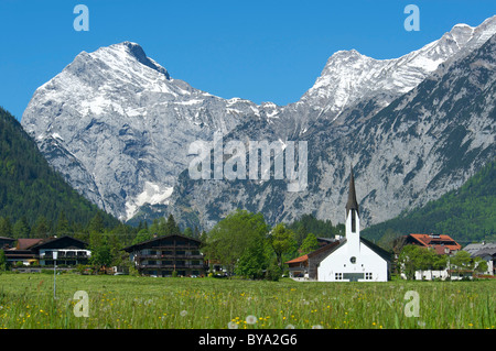 Chiesa in Pertisau sul lago Achensee, Tirolo, Austria, Europa Foto Stock