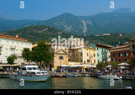 Porto di Malcesine sul Lago di Garda, regione Veneto, Italia, Europa Foto Stock