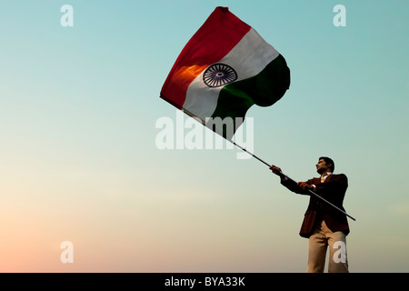 Imprenditore tenendo la bandiera indiana Foto Stock