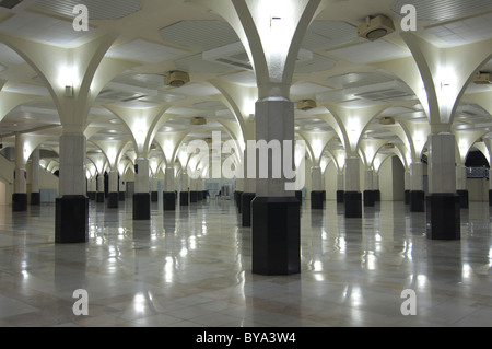 Otticamente illuding vista di una moschea di notte di Kuala Lumpur in Malesia Foto Stock
