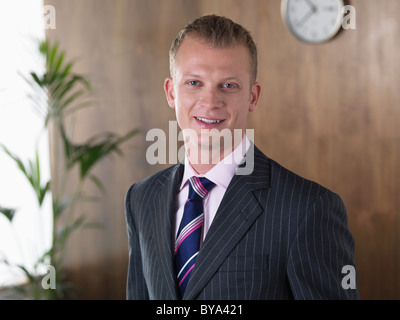 Business uomo sorridente in ufficio Foto Stock