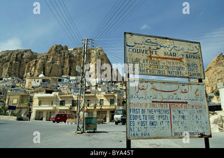 Segni a dare indicazioni al Mar Sarkis e Mar Taqla conventi nel villaggio di Maaloula / Ma'loula, Siria. Foto Stock