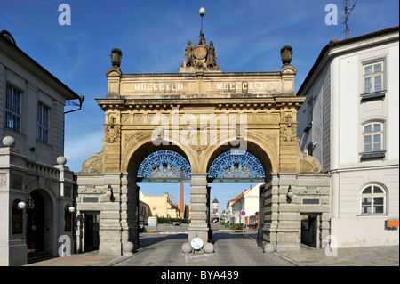 Cancello storico, Pilsner Urquell, la fabbrica di birra Pilsen, Boemia, Repubblica Ceca, Europa Foto Stock