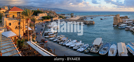 Barche da pesca nel porto storico di Byblos, Sito Patrimonio Mondiale dell'Unesco, Jbail, Jbeil, Libano, Medio Oriente e Asia Orientale Foto Stock