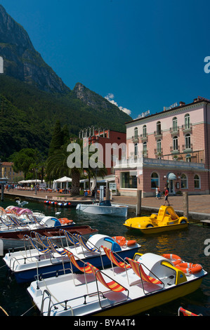 Barche a remi a noleggio in Riva del Garda sul Lago di Garda, Trentino, Italia, Europa Foto Stock