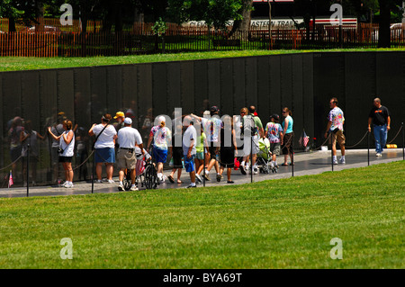 I visitatori del National Memorial dei Caduti in Guerra del Vietnam, Vietnam Veterans Memorial Wall, Washington D.C., USA Foto Stock