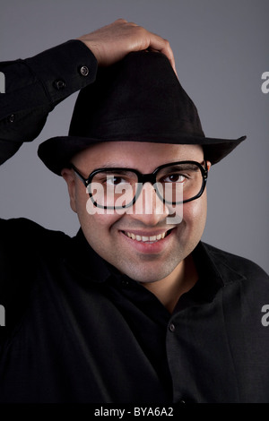 Uomo calvo indossando un cappello Foto Stock