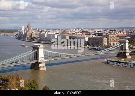 Il ponte della catena con il fiume Danubio a Budapest, in Ungheria, in Europa Foto Stock