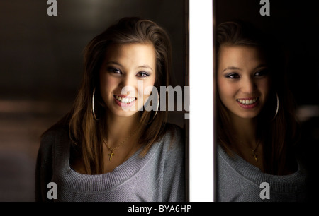 Giovane donna sorridente, ritratto Foto Stock