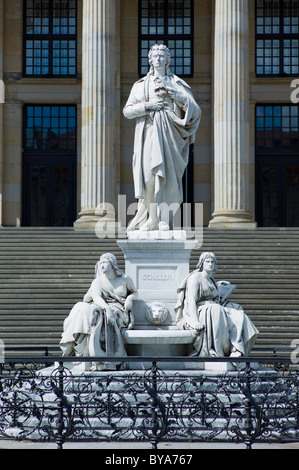 Il Gendarmenmarkt, Schiller statua che si trova nella parte anteriore del Konzerthaus Berlin concert house, Friedrichstadt, Berlino, Germania, Europa. Foto Stock