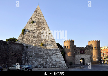 La Piramide Cestia, Porta San Paolo, Via Ostiense, Roma, Lazio, l'Italia, Europa Foto Stock