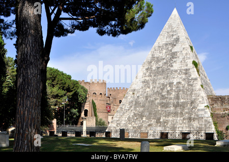 Porta San Paolo e Piramide Cestia, Cestio Campo cimitero, Roma, Lazio, l'Italia, Europa Foto Stock