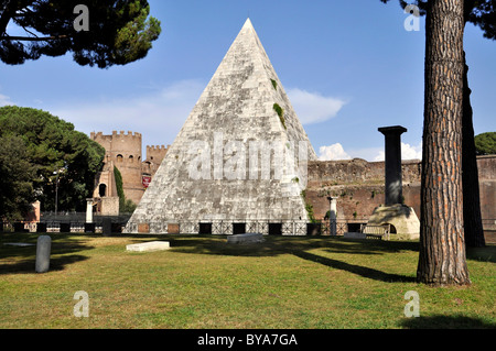 La Piramide Cestia, Cestio Campo cimitero, Roma, Lazio, l'Italia, Europa Foto Stock