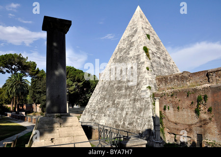 La Piramide Cestia, Cestio Campo cimitero, Roma, Lazio, l'Italia, Europa Foto Stock