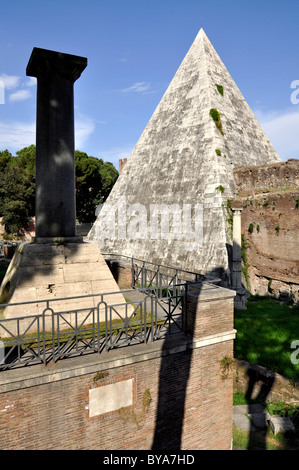 La Piramide Cestia, Cestio Campo cimitero, Roma, Lazio, l'Italia, Europa Foto Stock