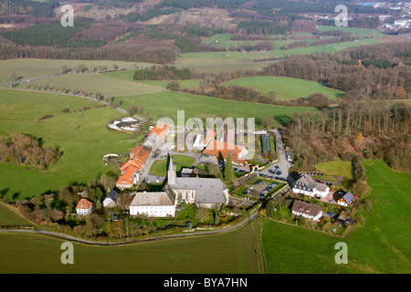 Vista aerea, Kloster Oelinghausen monastero, monastero chiesa, Arnsberg, Neheim, Hochsauerlandkreis distretto, area di Sauerland Foto Stock