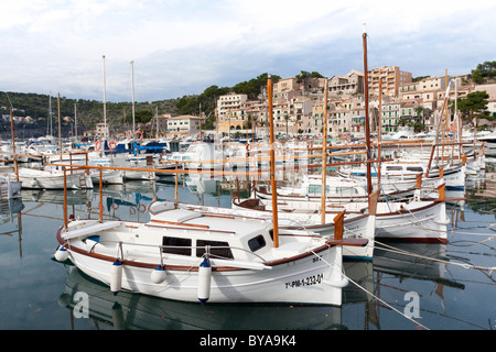 Llauets, tipico delle Isole Baleari barche da pesca nel porto di Port de Soller, Maiorca, isole Baleari, Spagna, Europa Foto Stock