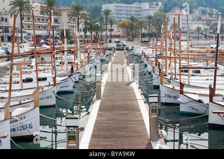 Llauets, tipico delle Isole Baleari barche da pesca nel porto di Port de Soller, Maiorca, isole Baleari, Spagna, Europa Foto Stock