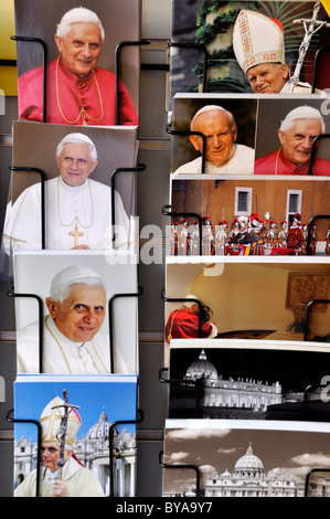 Cartoline con i Papi Benedetto XVI e Giovanni Paolo II, Città del Vaticano, Roma, Lazio, l'Italia, Europa Foto Stock