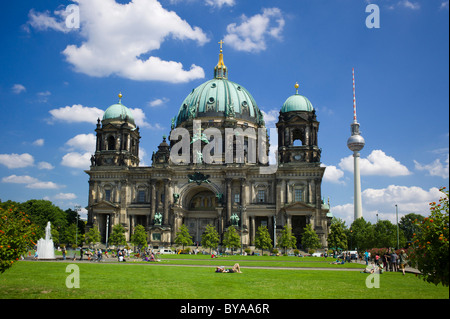 Berliner Dom, protestanti chiesa parrocchiale e la cattedrale, nella parte anteriore il Lustgarten park, l'Isola dei Musei, patrimonio mondiale dell UNESCO Foto Stock