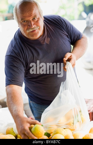 L'uomo vendita arance Foto Stock