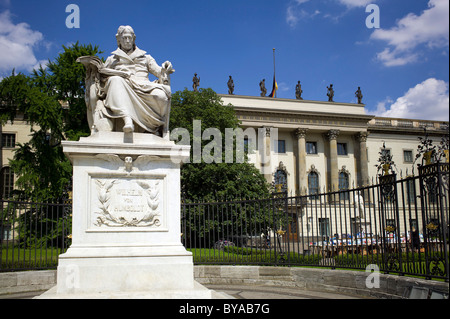 Wilhelm zu Humboldt statua di fronte all'Università Humboldt di Berlino e il viale Unter den Linden, Dorotheenstadt, Berlino Foto Stock