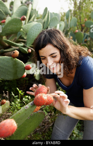 Donna di toccare il cactus Foto Stock