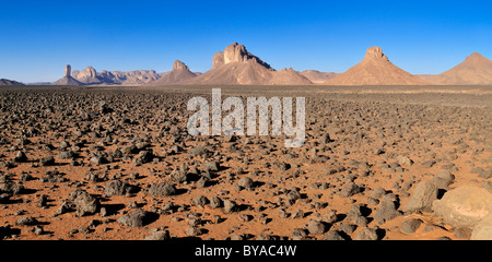 Pianura vulcanica nella parte anteriore del Tassili n'Ajjer National Park, sito Patrimonio Mondiale dell'Unesco, Wilaya di Illizi, Algeria, Sahara Foto Stock