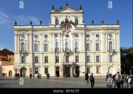 Facciata rococò, Palazzo Arcivescovile, Hradcany Square, il Castello di Praga, Boemia, Repubblica Ceca, Europa Foto Stock