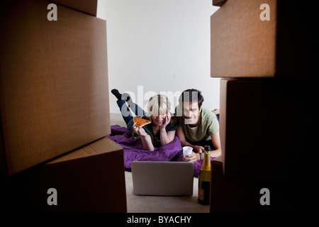 Le coppie prima notte nel nuovo appartamento Foto Stock