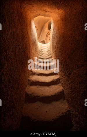 Uno stretto passaggio che conduce al monastero di Selime, in corrispondenza del bordo di valle Ihlara, Aksaray, Cappadocia, Turchia Foto Stock