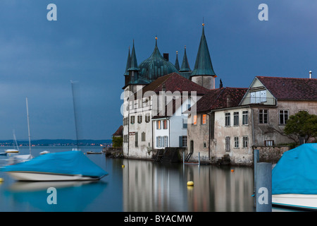 Turmhof edificio in Steckborn appena dopo il tramonto sul Lago di Costanza, Svizzera, Europa Foto Stock