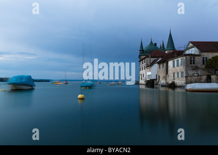 Turmhof edificio in Steckborn appena dopo il tramonto sul Lago di Costanza, Svizzera, Europa Foto Stock